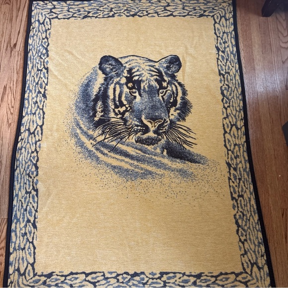 Orion Biederlack Fleece blanket reversible Tiger Profile & Print 53” x 72” USA - Picture 2 of 8